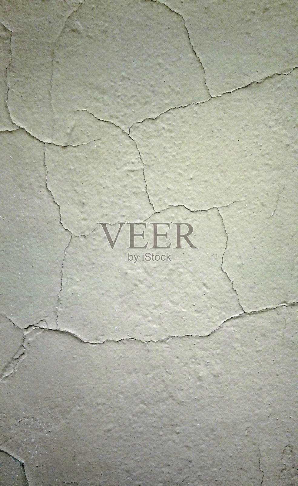 白色开裂的墙壁，老化的建筑覆盖物。街的背景。光滑的质地。照片摄影图片