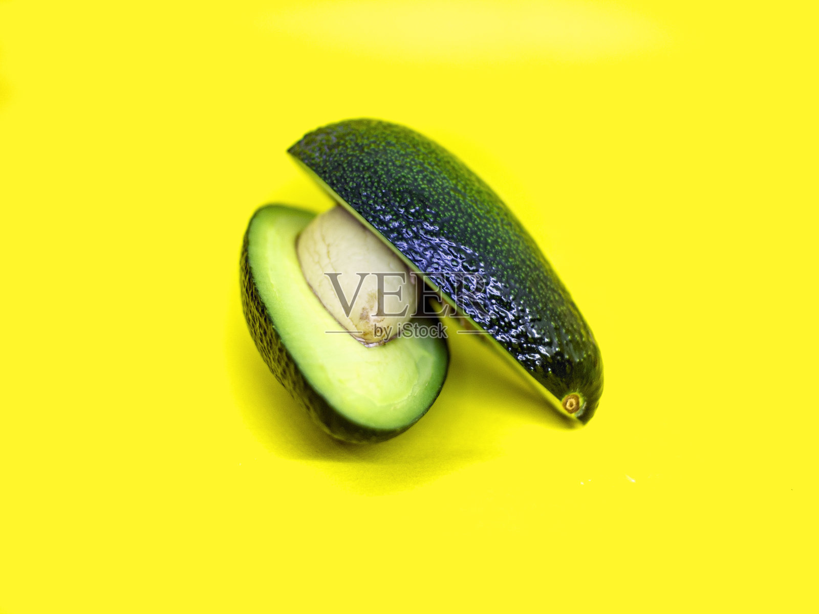 黄色背景下鳄梨特写镜头照片摄影图片