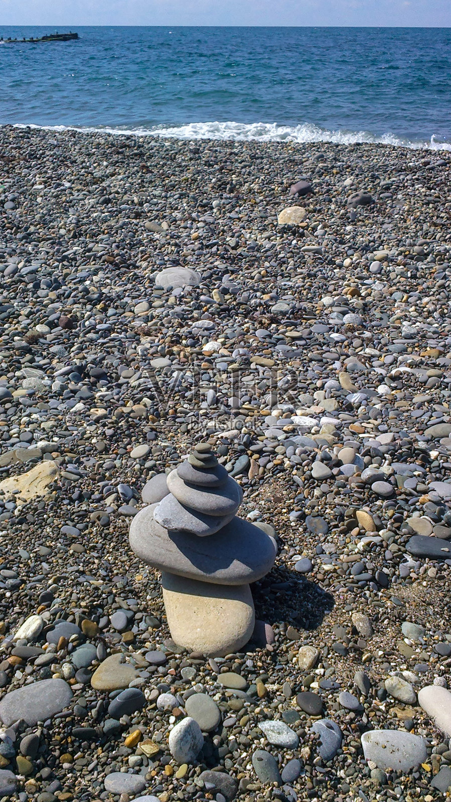 黑海上的卵石塔。禅宗花园。禅宗佛教的哲学照片摄影图片