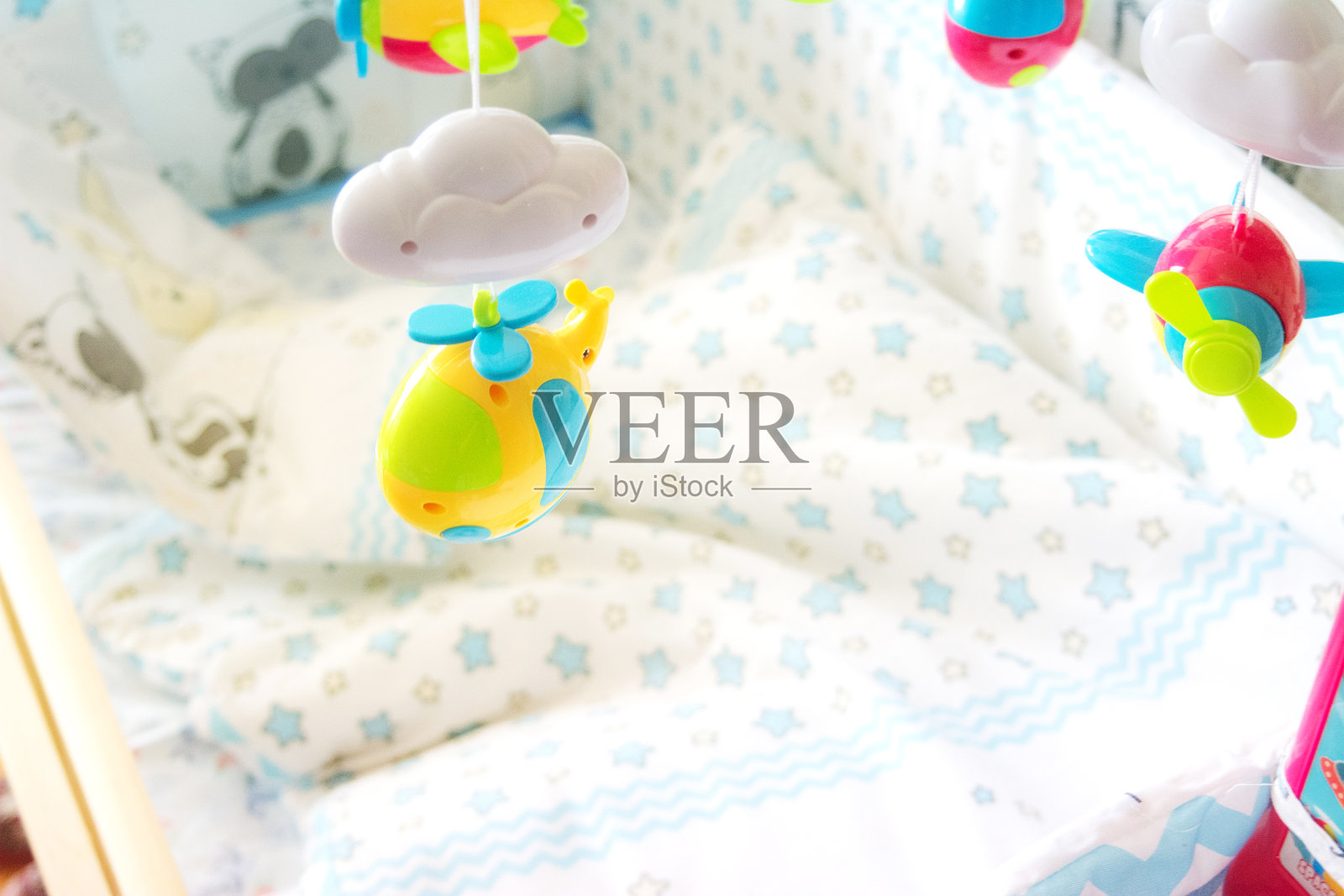 婴儿室里儿童摇篮用的移动玩具照片摄影图片