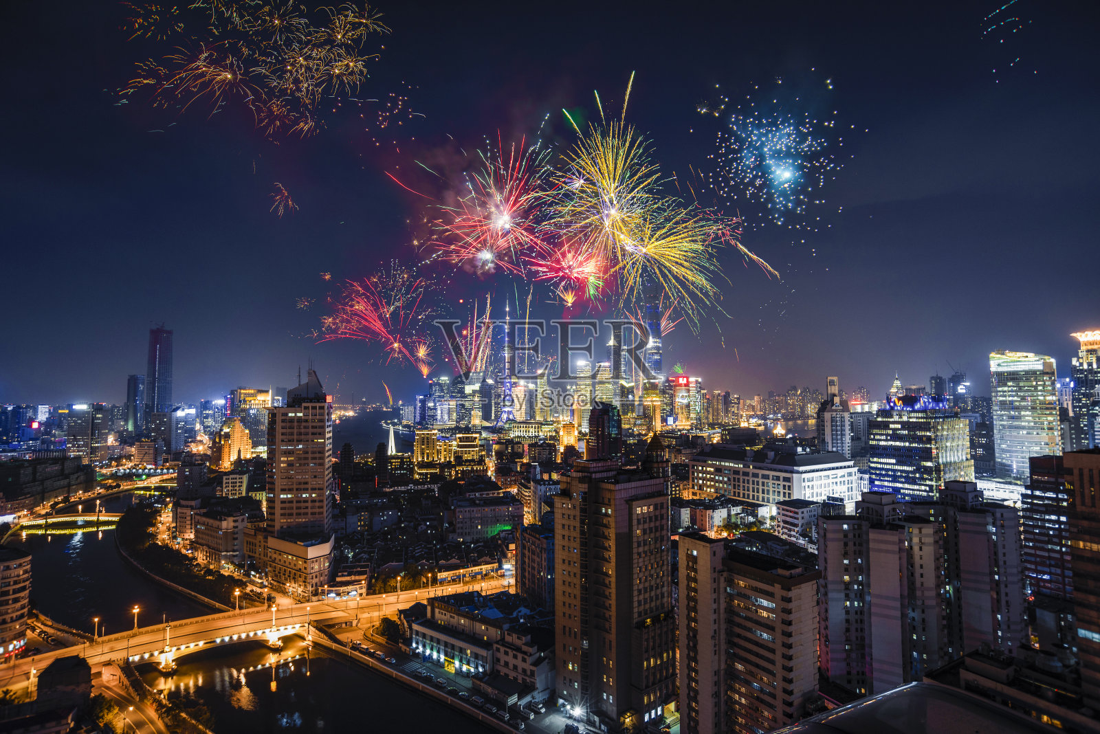上海晚上的烟花照片摄影图片