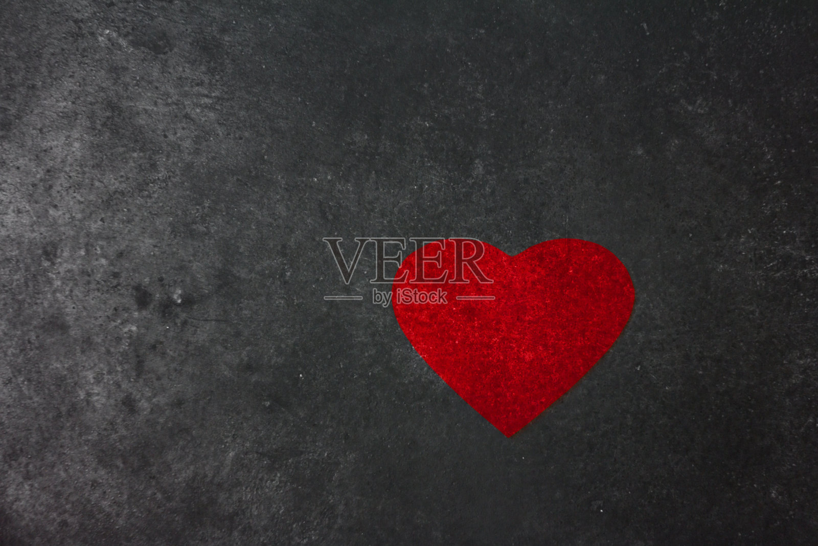 黑墙上的红心照片摄影图片