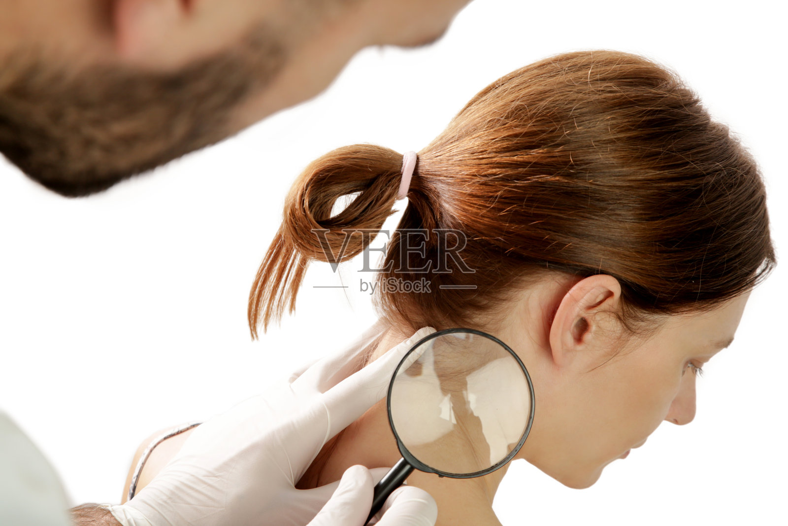 皮肤科医生通过放大镜检查痣照片摄影图片