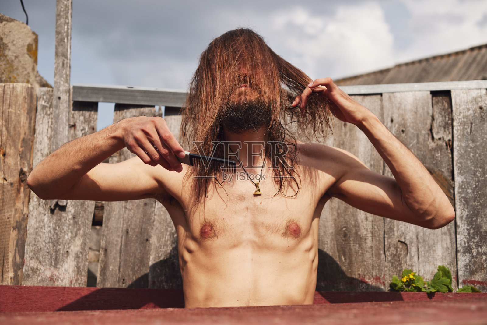 一个年轻的白人农村男子在梳头发照片摄影图片