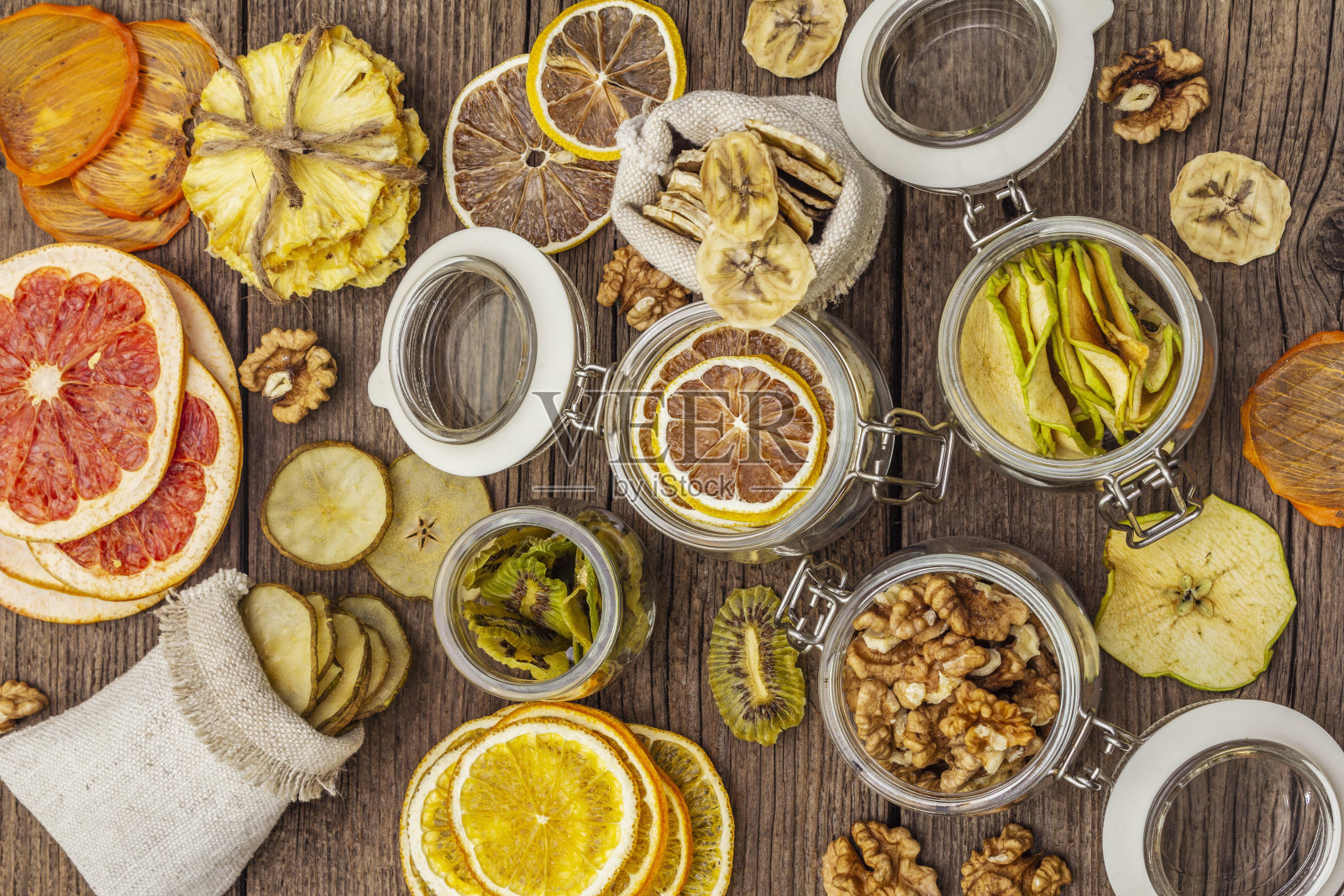 零浪费食品购物理念。各种干果，核桃。可持续的生活方式，旧木板背景照片摄影图片