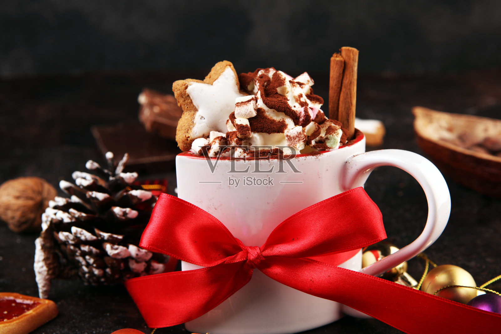 热巧克力可可和生奶油圣诞装饰照片摄影图片