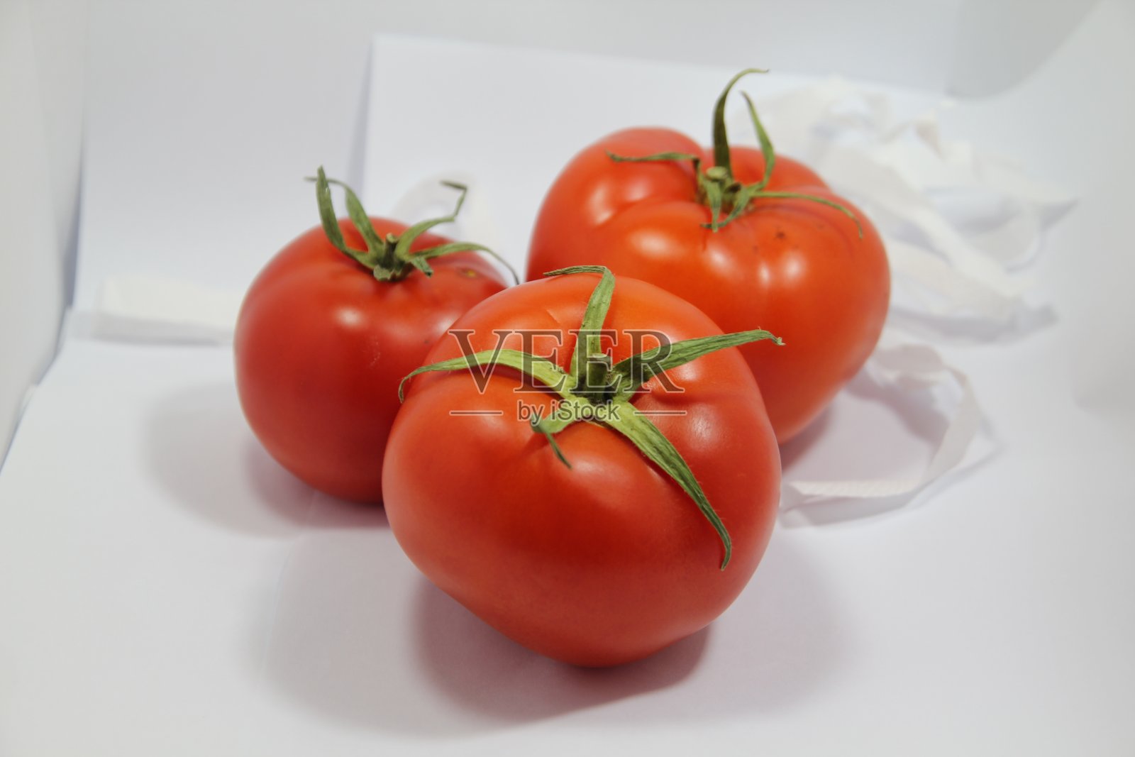 白色背景上的新鲜红色圆顶状照片摄影图片