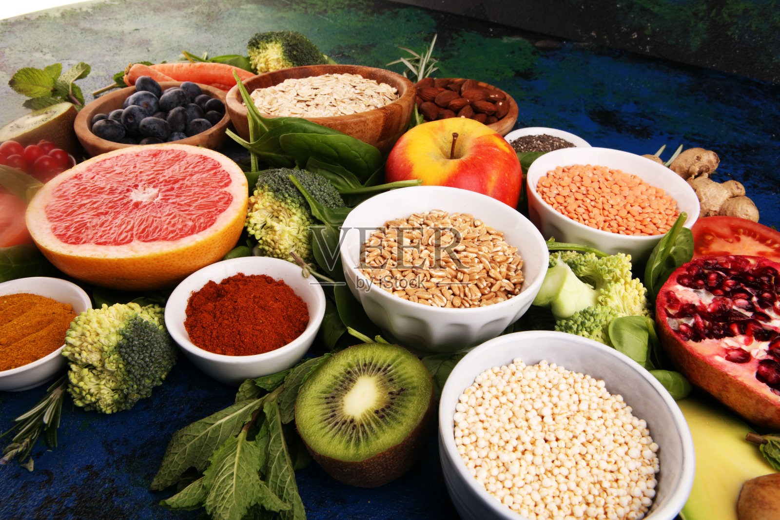 健康清洁的饮食选择:水果，蔬菜，种子，超级食物，谷物，田园背景的叶菜照片摄影图片
