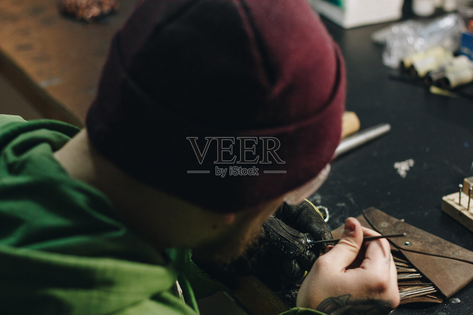 在车间工作的珠宝商照片摄影图片