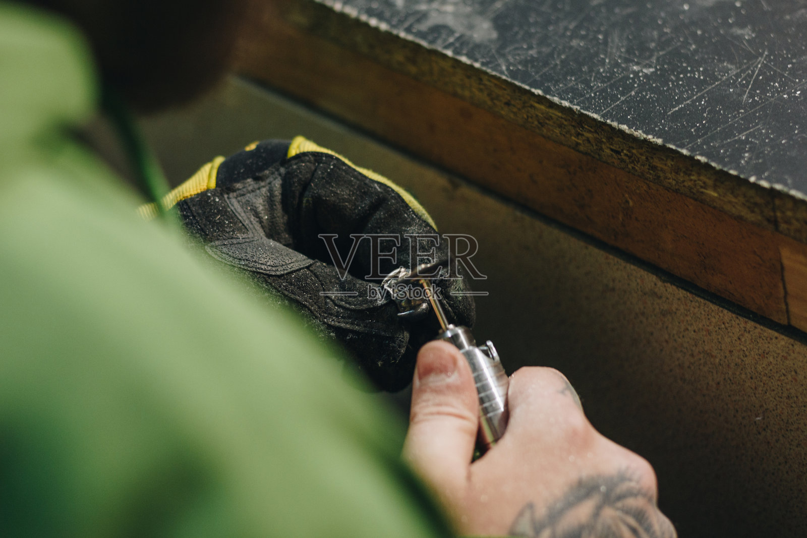 一个珠宝商在做戒指照片摄影图片