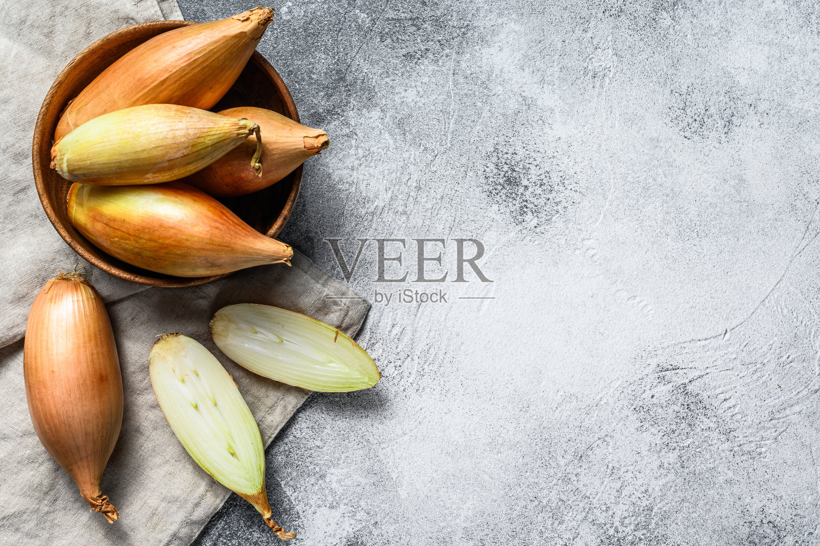 葱，切成两半。灰色的背景。前视图。空间的文本照片摄影图片