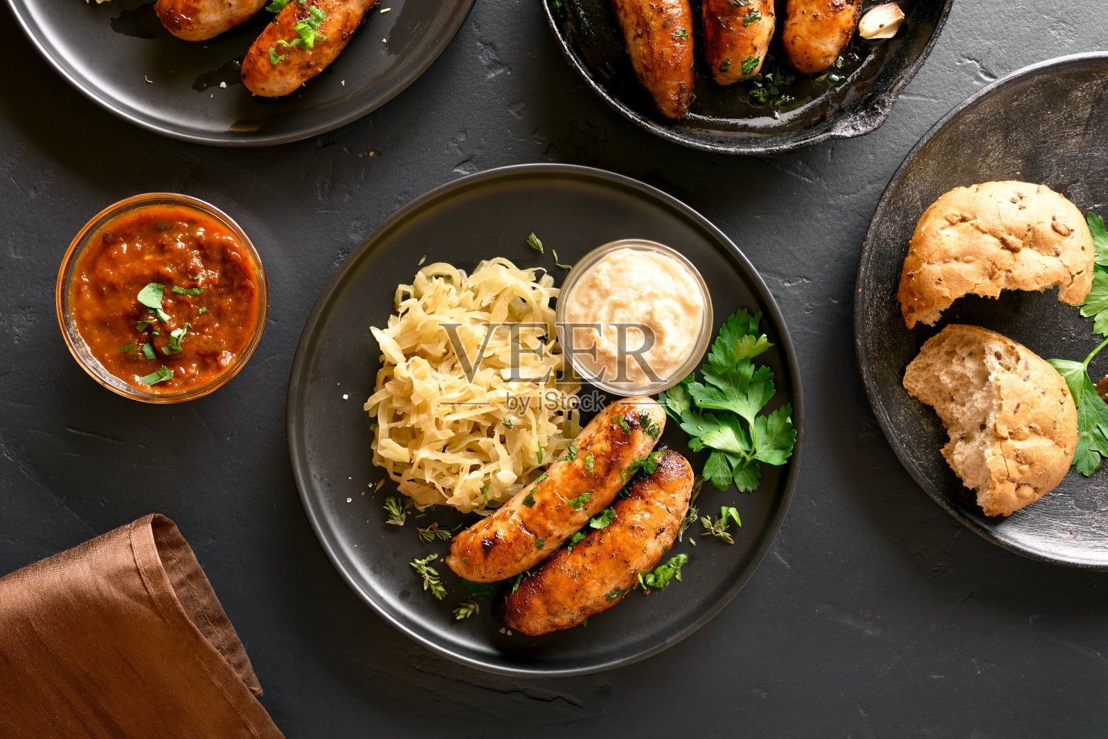 烤香肠配酸菜照片摄影图片