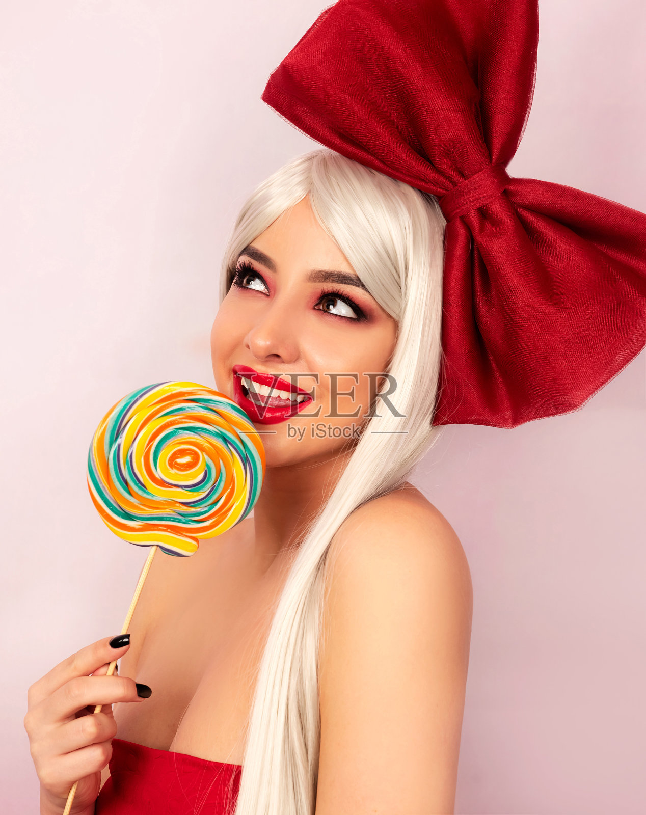 拿着棒棒糖的年轻女人照片摄影图片