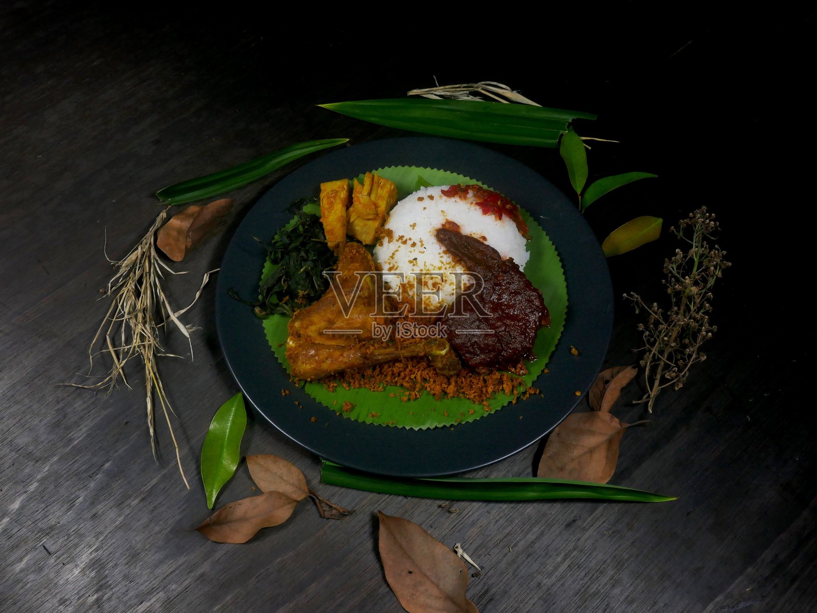 巴东饭，烤鸡和辣当照片摄影图片