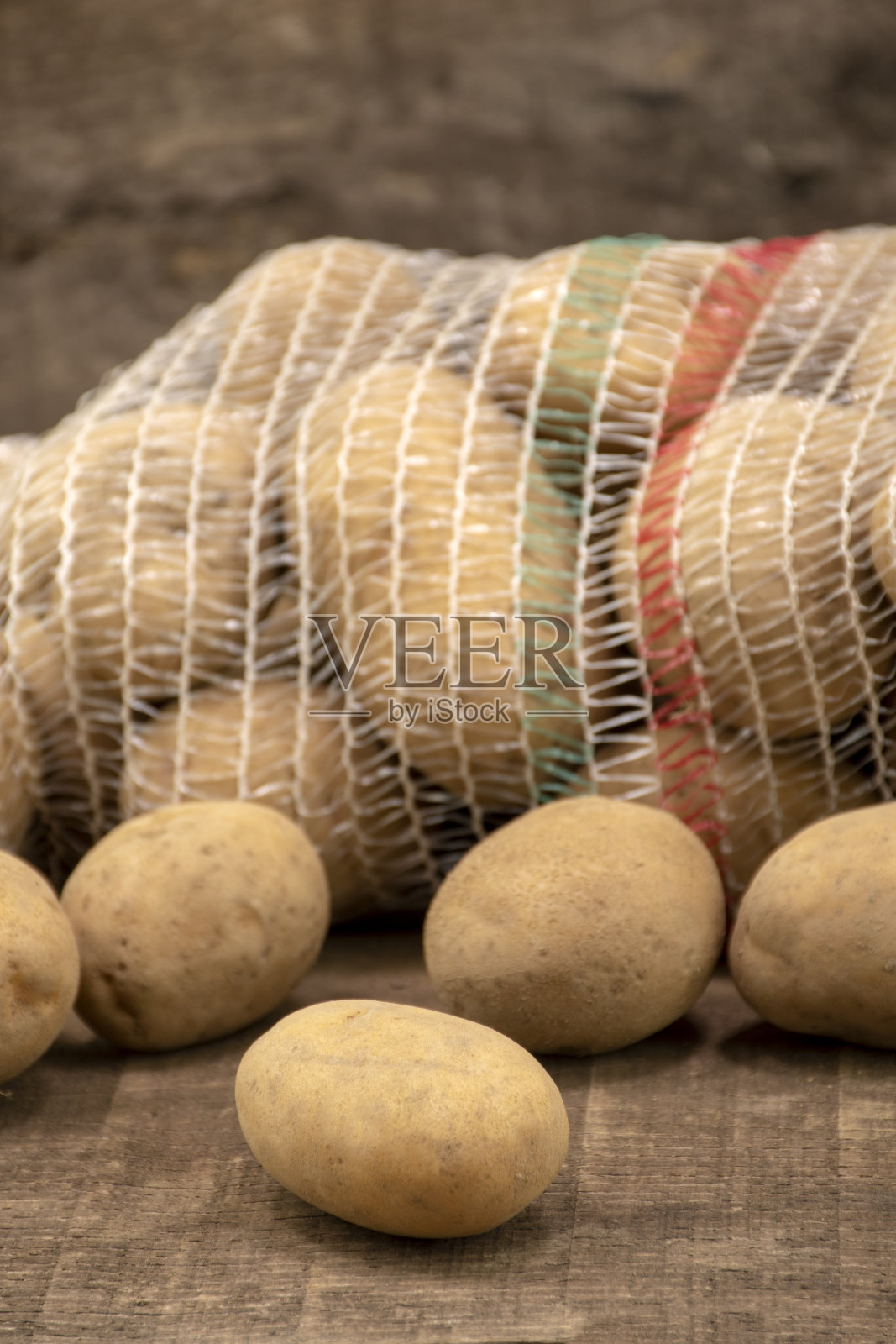 放在木桌上的袋子里的生土豆照片摄影图片