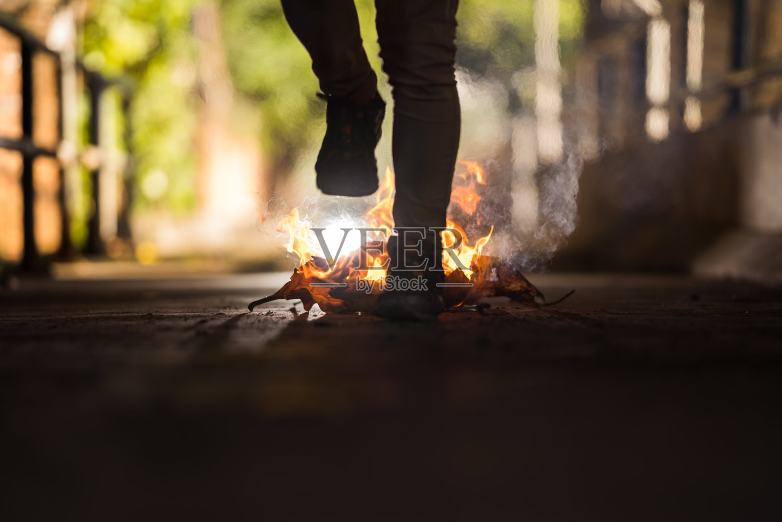 一个男人正走过篝火。照片摄影图片