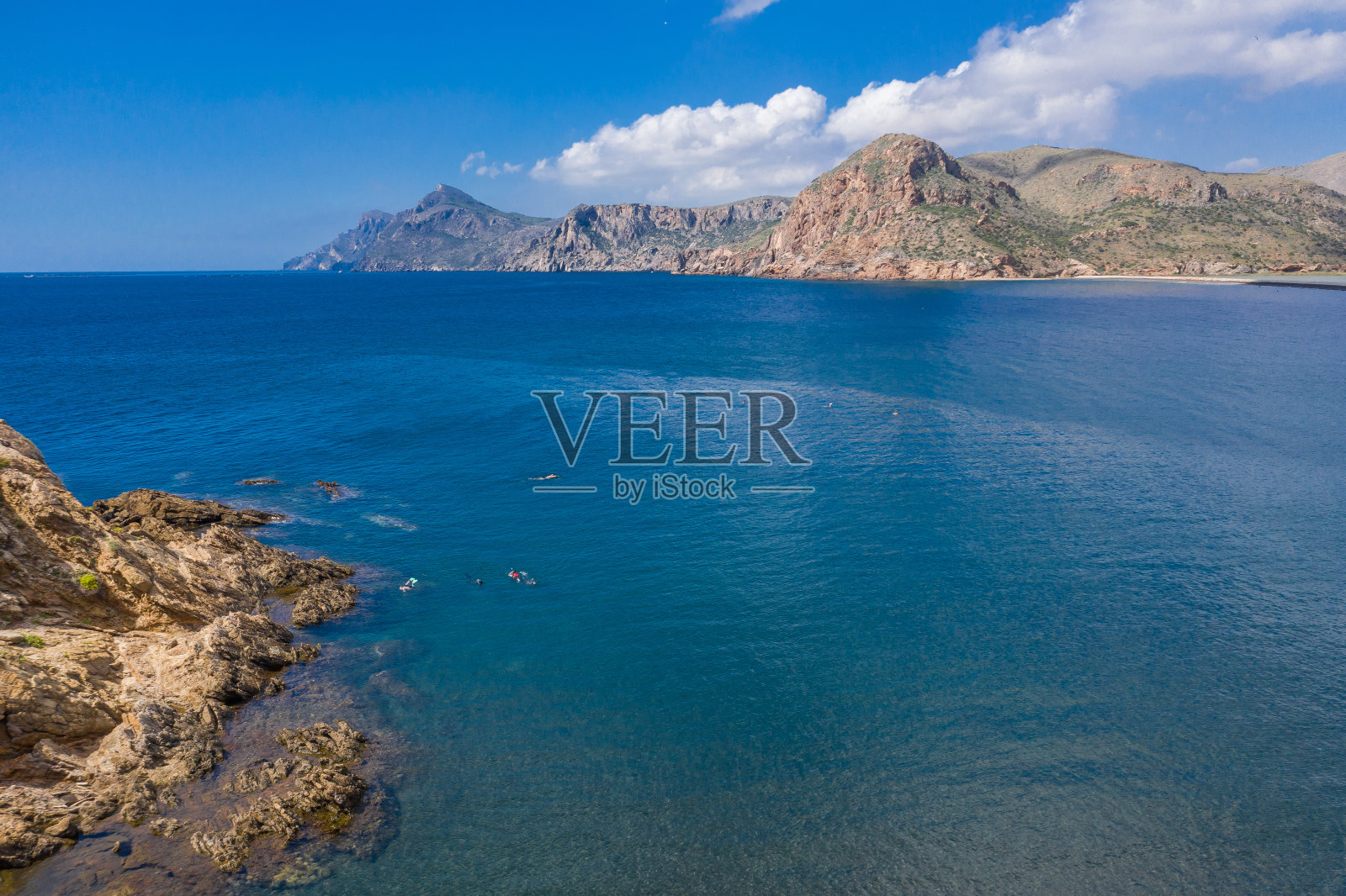 绿松石色海水环绕的岩石海角鸟瞰图照片摄影图片