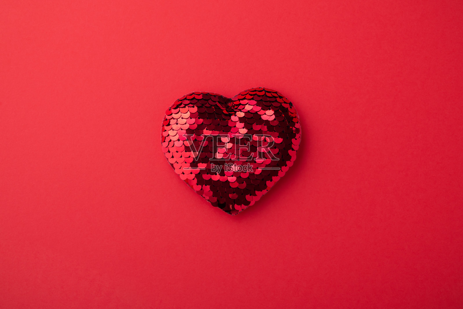 红色背景上亮心，最小，平铺照片摄影图片