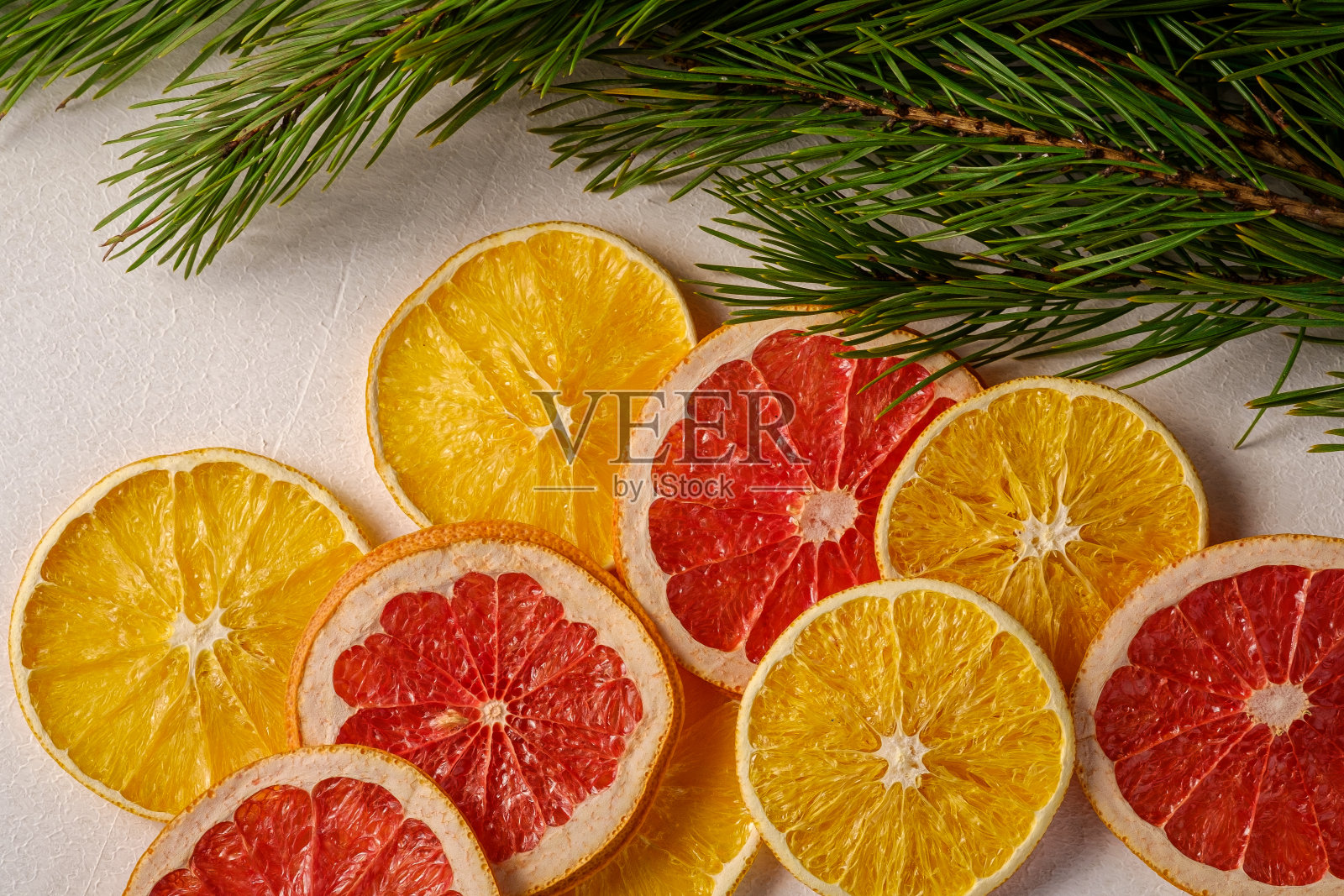 创意圣诞新年食品水果纹理与干柚子，橙子和柠檬枝杉树宏观，俯视图，白色背景照片摄影图片