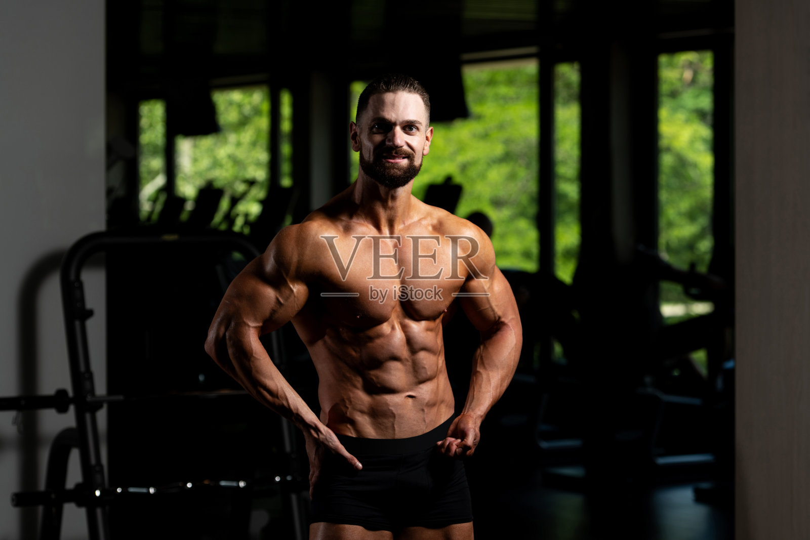 坚强地站在体育馆里照片摄影图片