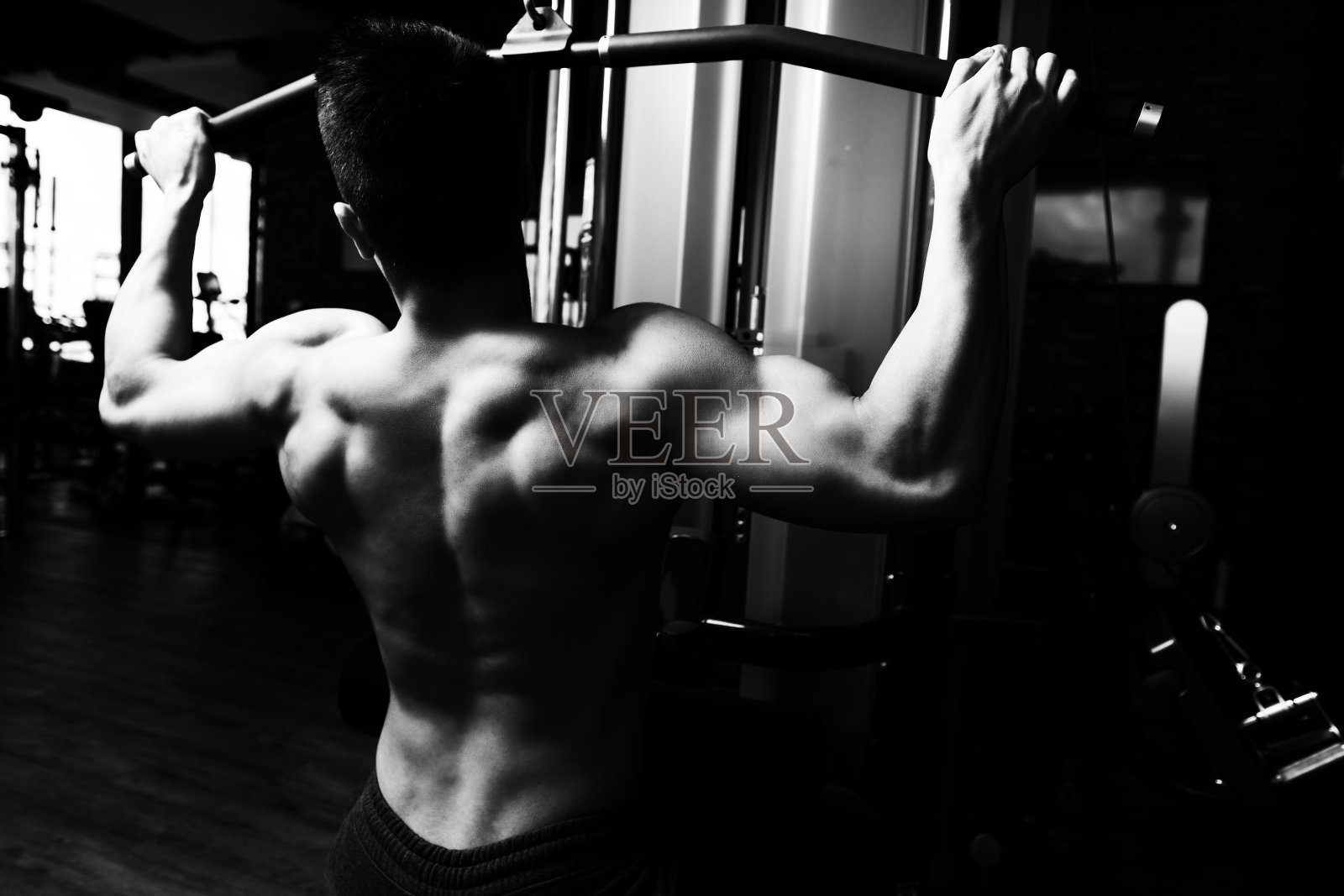 健美运动员回到健身房锻炼照片摄影图片