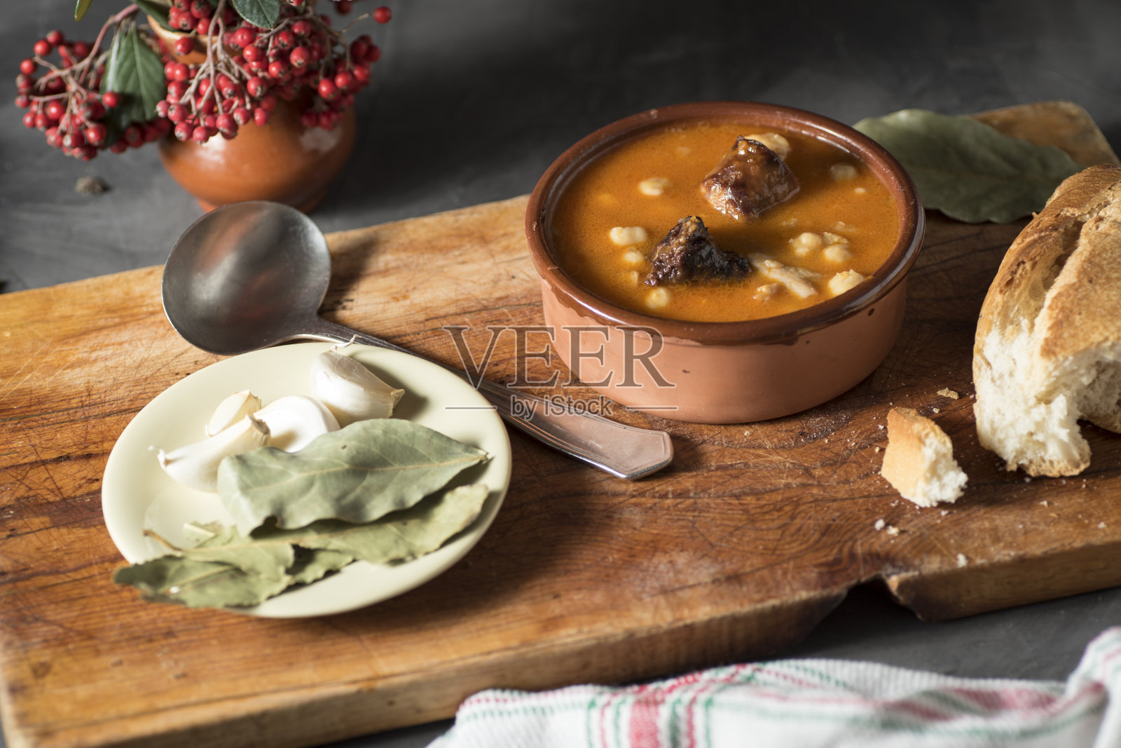 鹰嘴豆和玉米放在一块木板上的陶罐里照片摄影图片