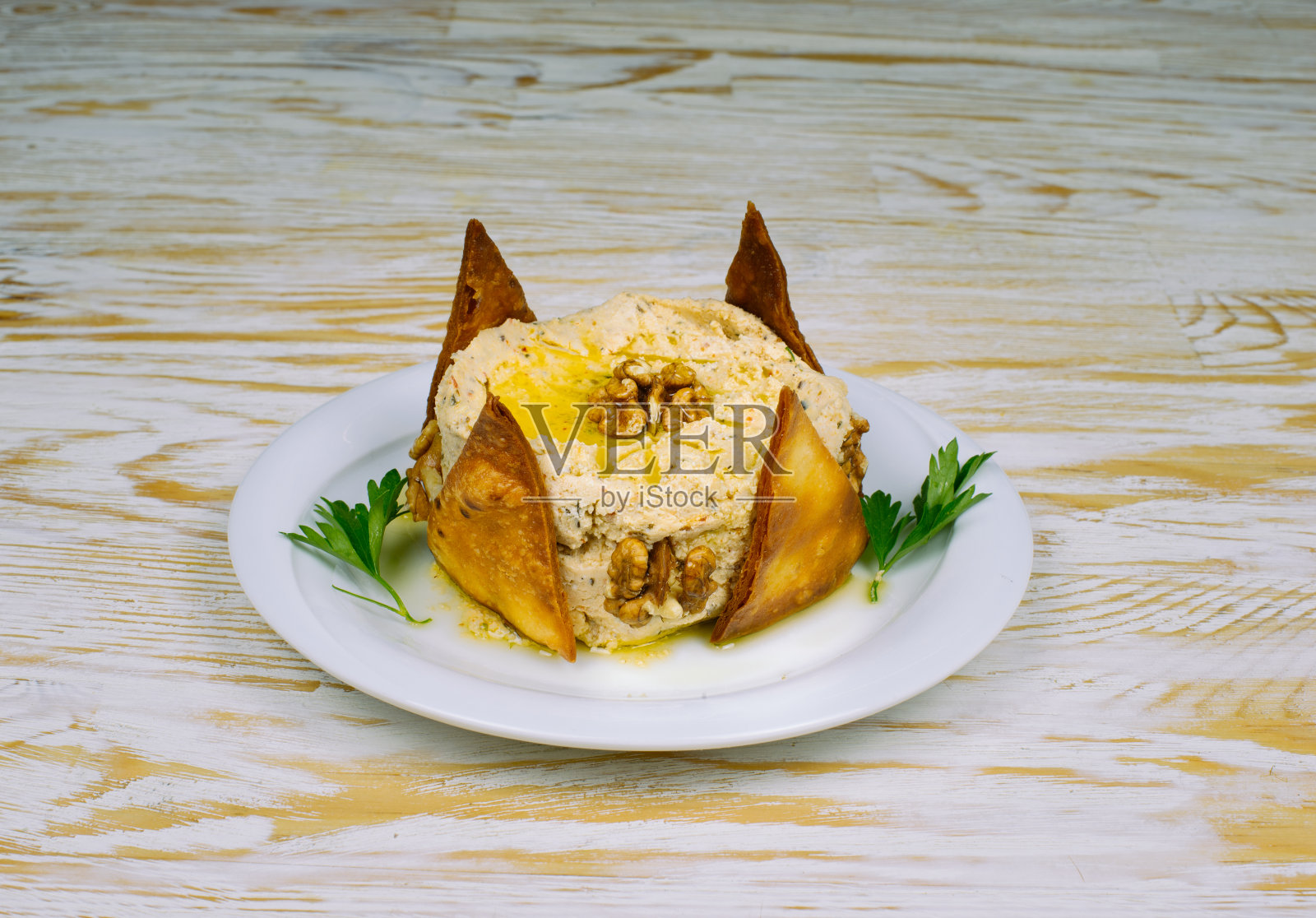 希腊食物，小吃和开胃菜的背景。Meze, gyros，油炸鱿鱼圈，羊肉串，乌佐，鱼，皮塔饼，希腊沙拉，酸奶黄瓜，羊乳酪，橄榄和蔬菜。传统不同的希腊菜肴套装。照片摄影图片