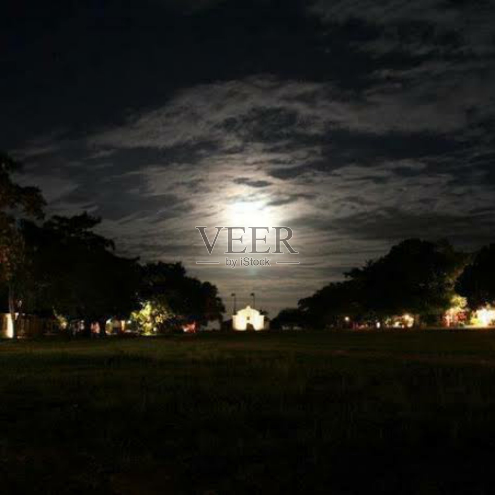 特兰科索广场上的月亮照片摄影图片