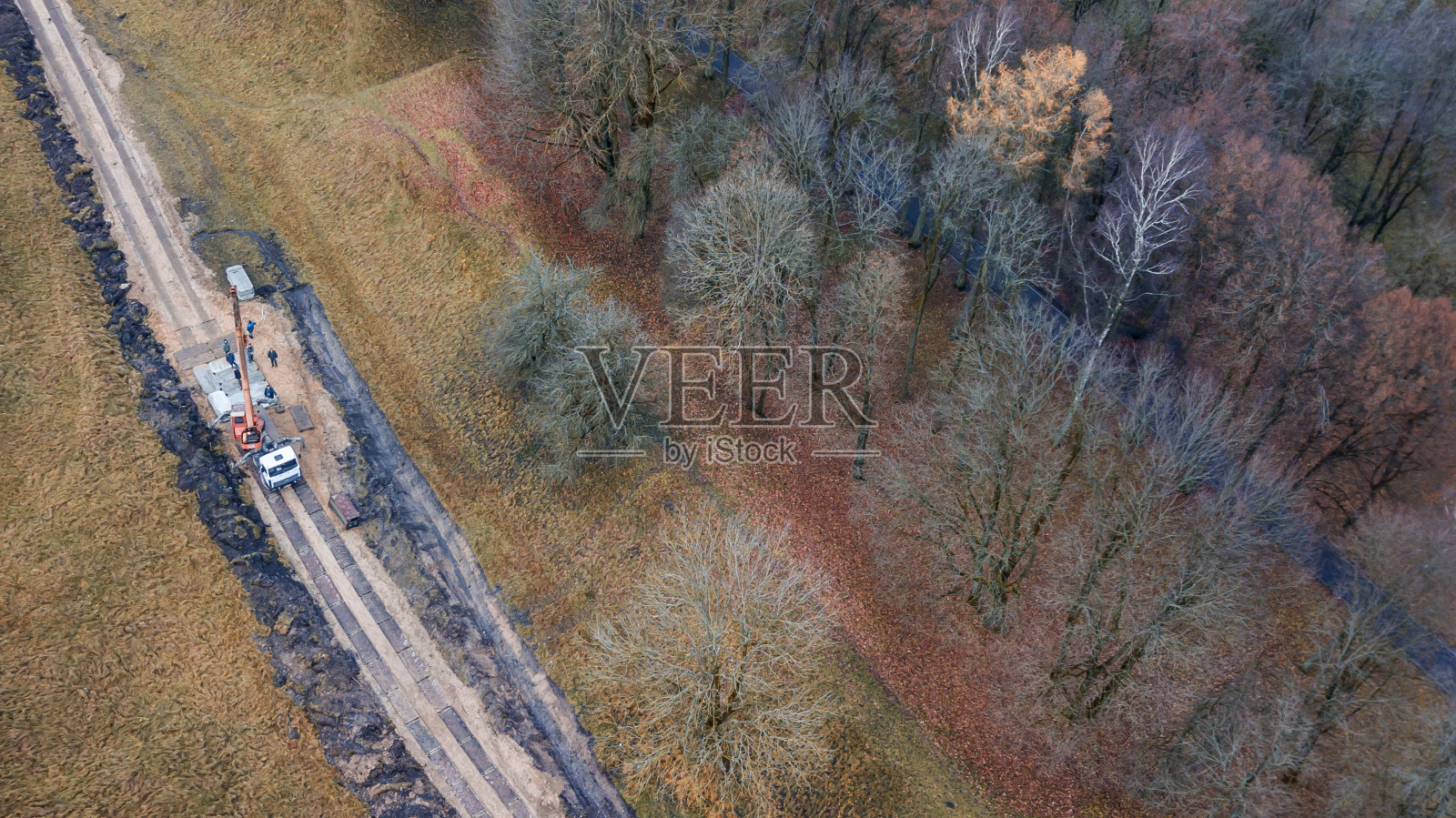 建筑工程现场施工机械。汽车起重机。鸟瞰图。照片摄影图片