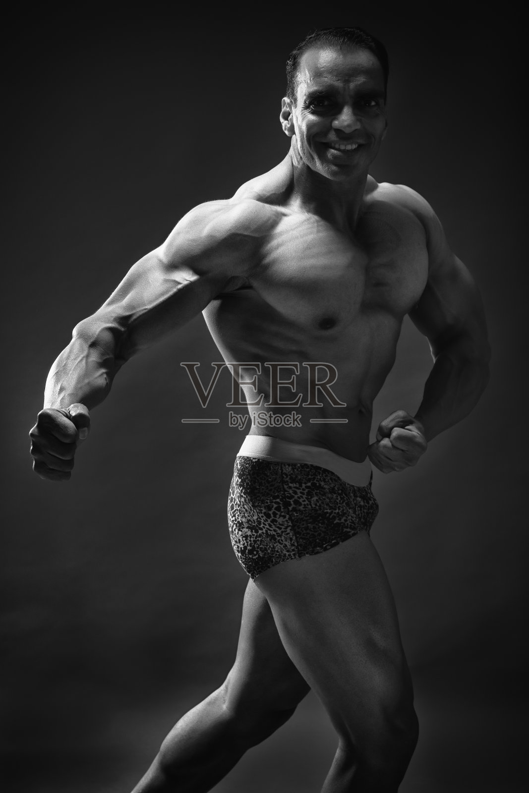 印度中年年轻健身教练和健美运动员照片摄影图片