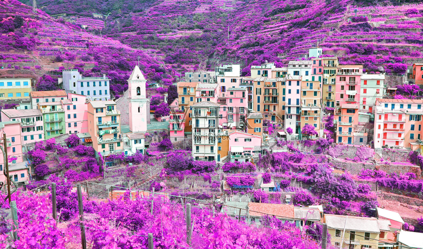 意大利马纳罗拉Cinque Terre村的红外景观照片摄影图片