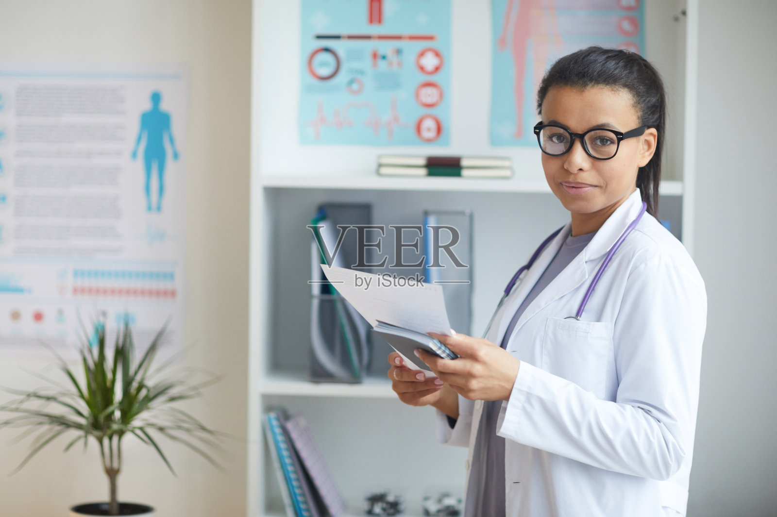 在办公室工作的女医生照片摄影图片