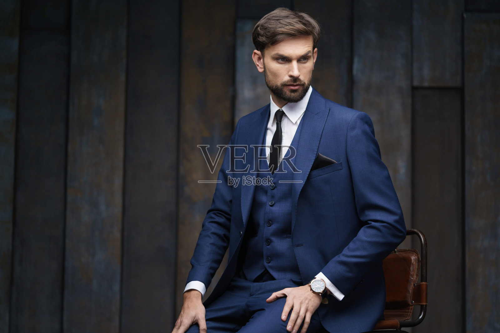 室内照片年轻帅气时尚的商人穿着西装照片摄影图片