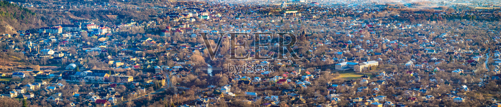 喀尔巴阡一个小镇的全景照片摄影图片