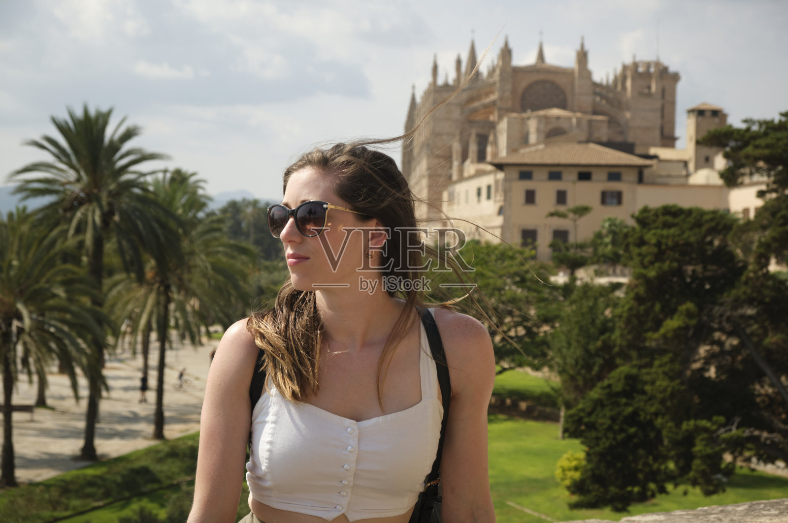 在西班牙帕尔马的La Seu附近，一名年轻女子正在探索照片摄影图片