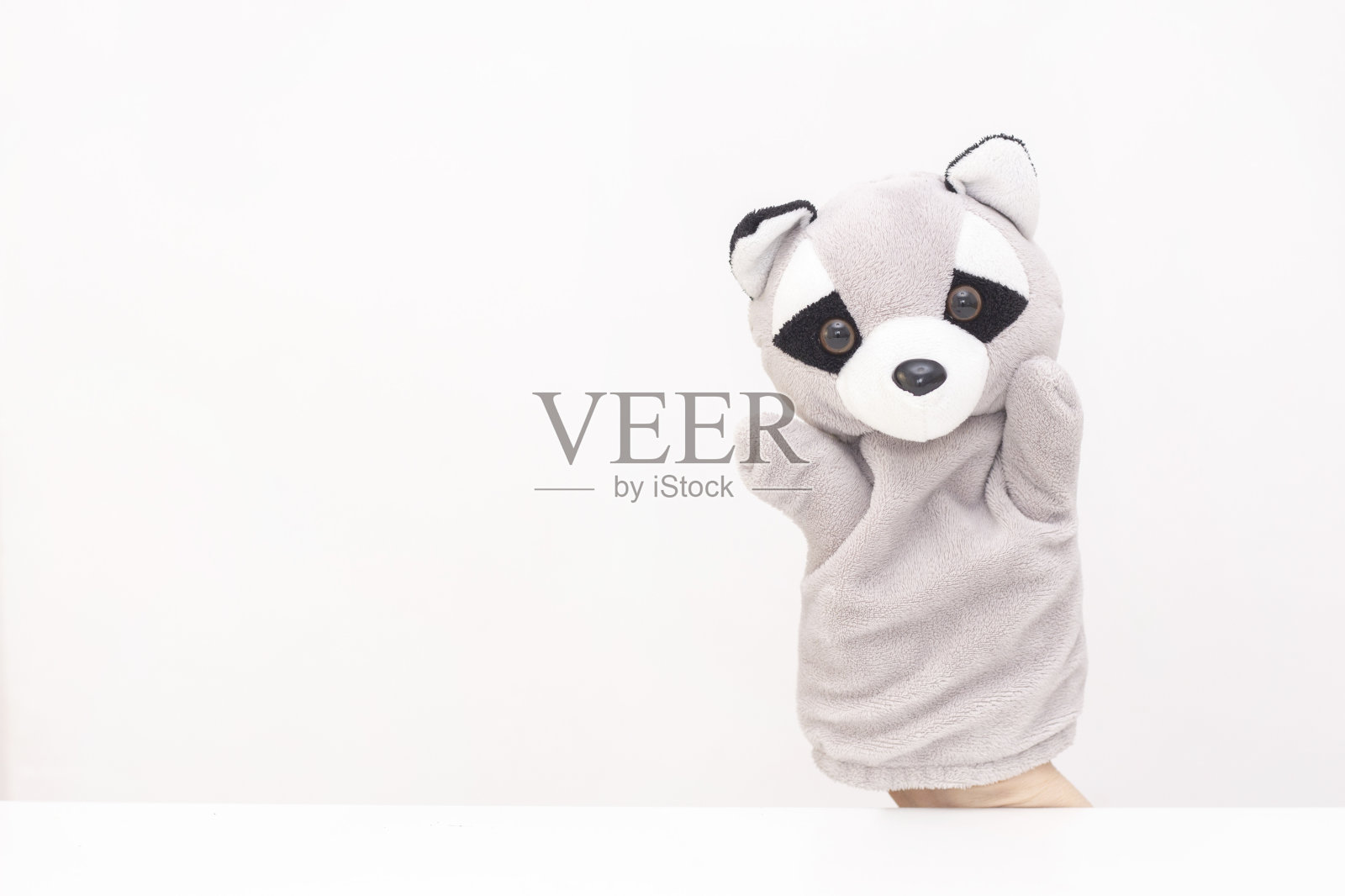 白色背景下的木偶戏：友好的动物手牵手，儿童玩耍、友谊、家庭、娱乐的概念，保姆陪伴儿童，留白照片摄影图片