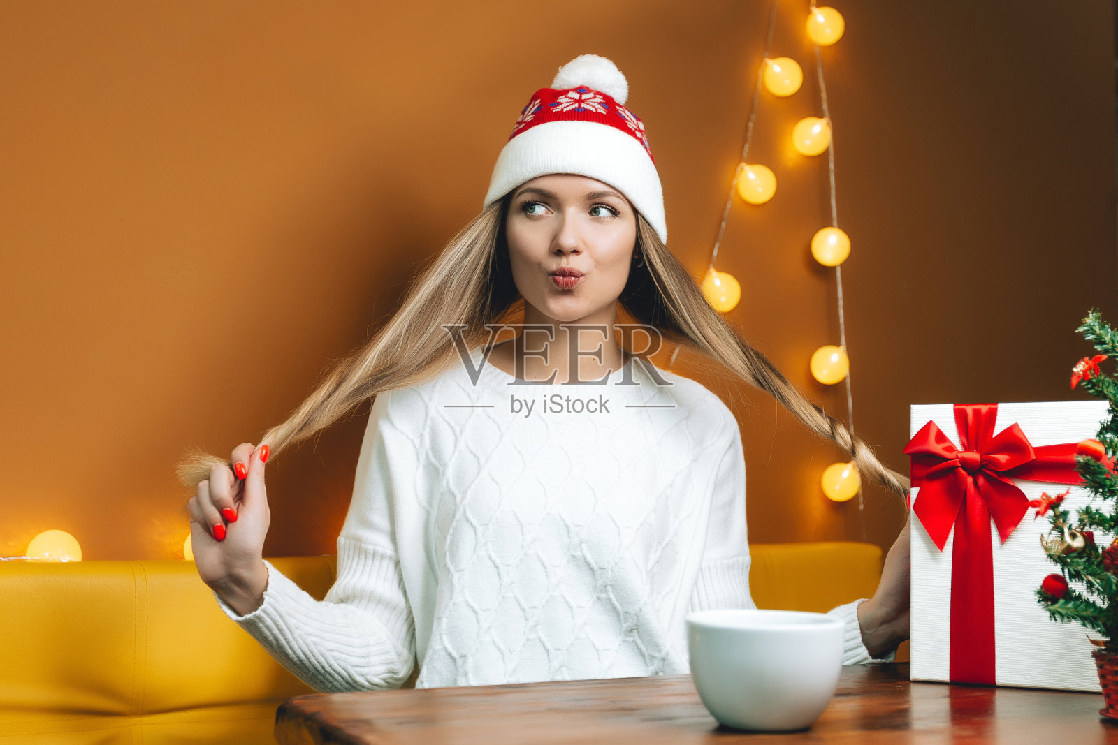 快乐的女孩得到了圣诞或新年礼物。她是快乐的。照片摄影图片