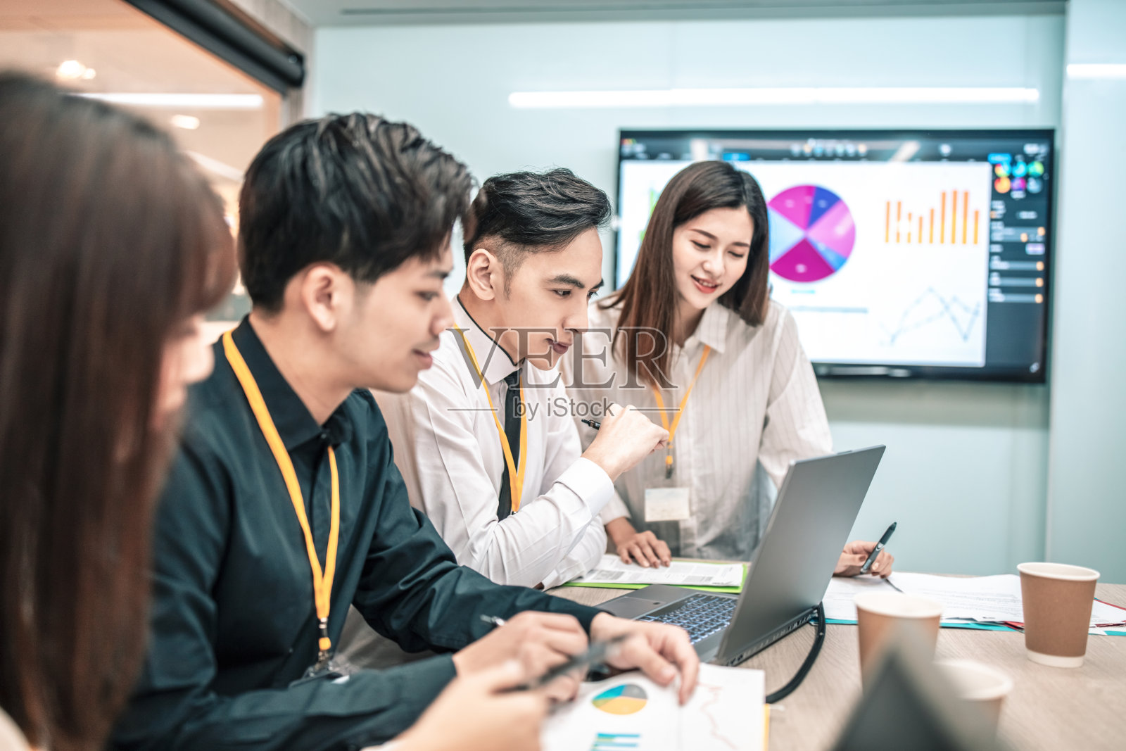 商务人士在会议室开会照片摄影图片