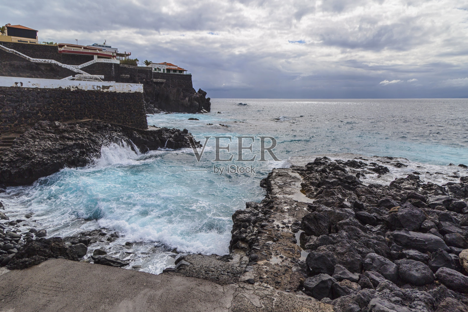 阴沉天空下的热带海滩照片摄影图片