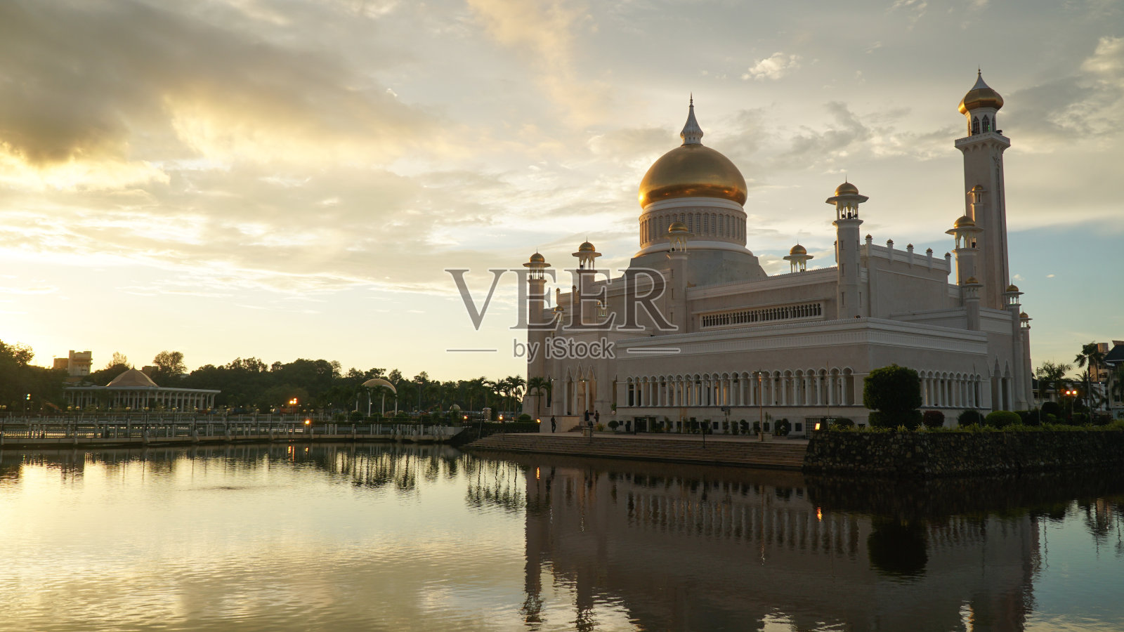 斯里巴加湾市奥马尔·阿里·赛义夫丁清真寺日落倒影照片摄影图片