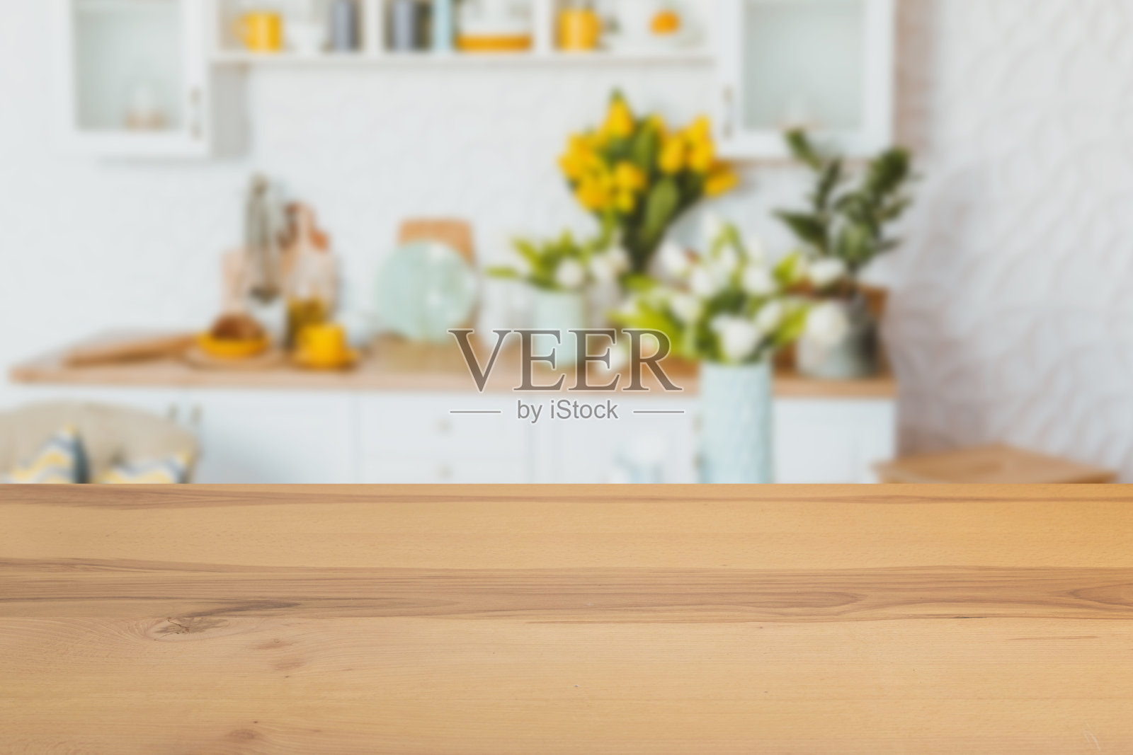 木板空桌子前面模糊的背景。透视棕色木材与厨房和厨房设备的模糊背景-可以用来演示或组装您的产品。照片摄影图片