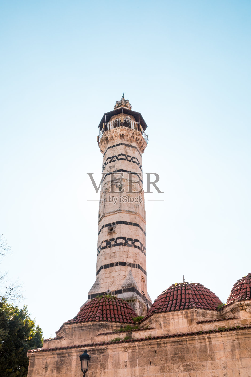 土耳其阿达纳市的大清真寺。阿达纳市的壮丽清真寺，也被称为“Ulu Cami”，位于蔚蓝天空下照片摄影图片