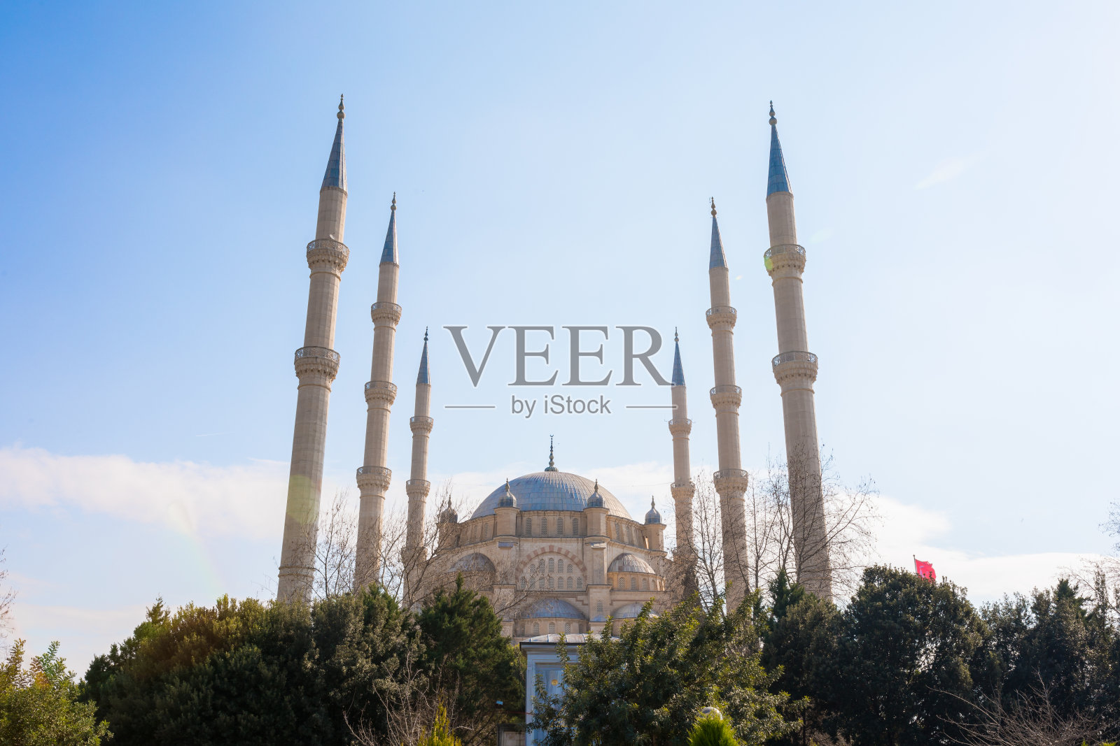 土耳其阿达纳萨班哲中央清真寺，塞伊汉河畔的城市风光照片摄影图片