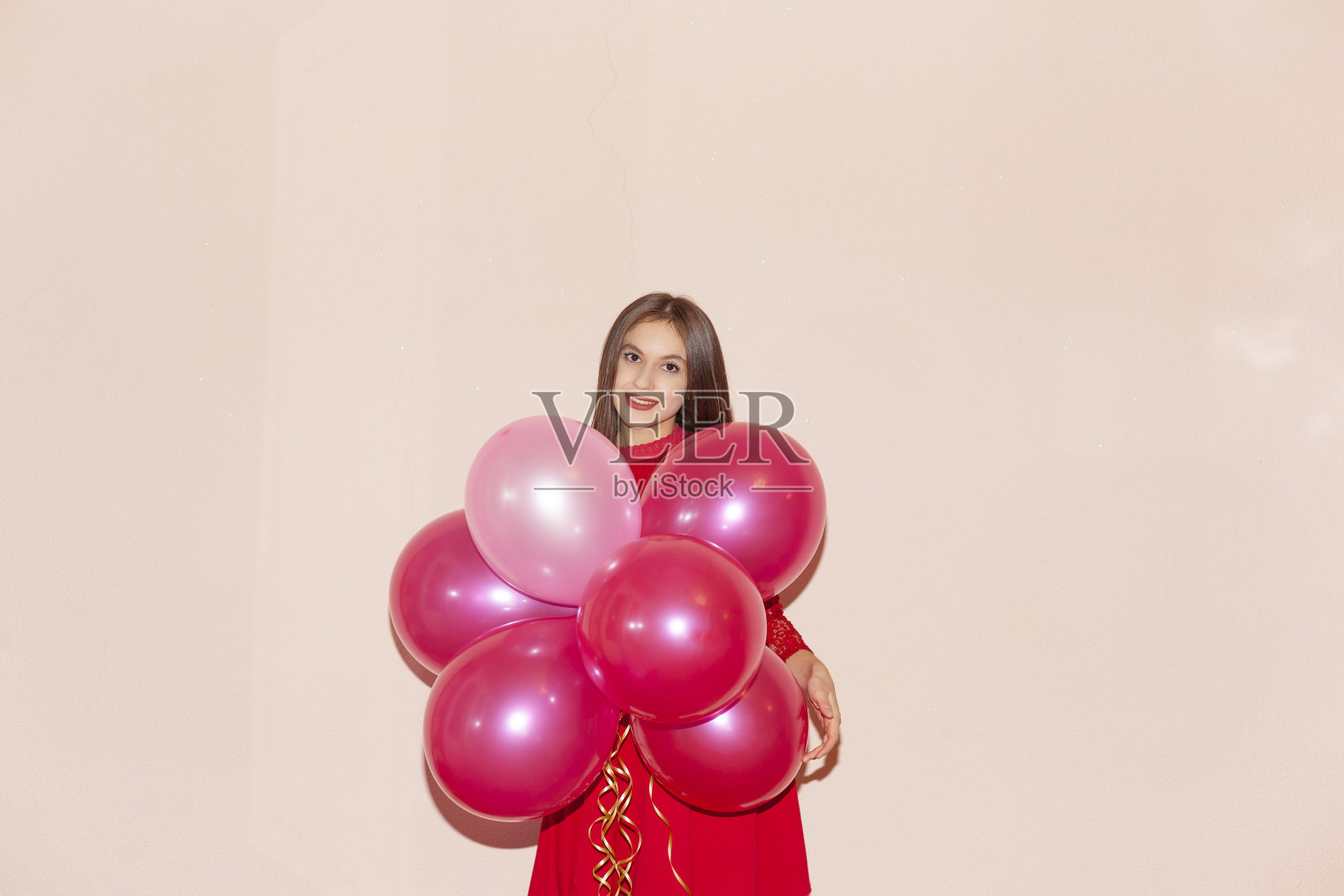 迷人的年轻女子拿着气球。情人节、生日、妇女节、周年纪念日、节日庆祝概念照片摄影图片