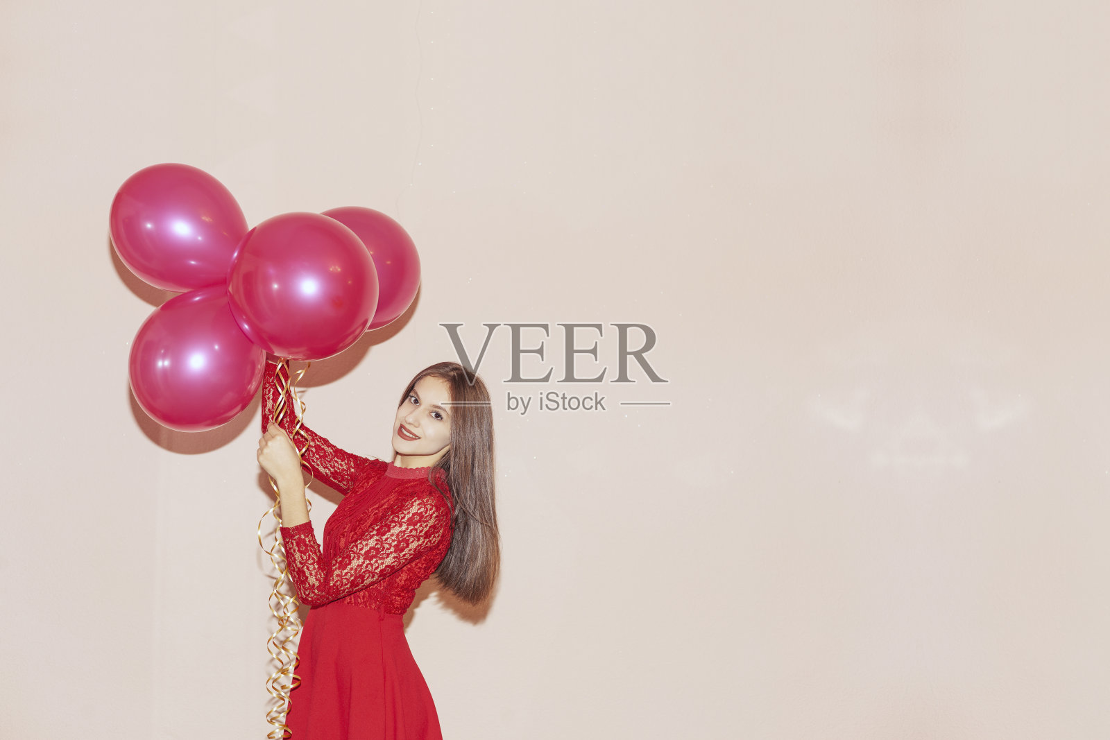 快乐美丽的女人拿着气球。情人节、生日、妇女节、周年纪念日、节日庆祝概念照片摄影图片