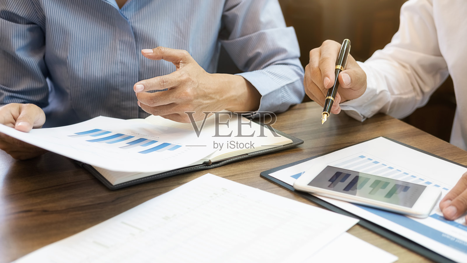 业务团队进行头脑风暴，讨论财务数据和报表图表。团队会议工作理念。照片摄影图片