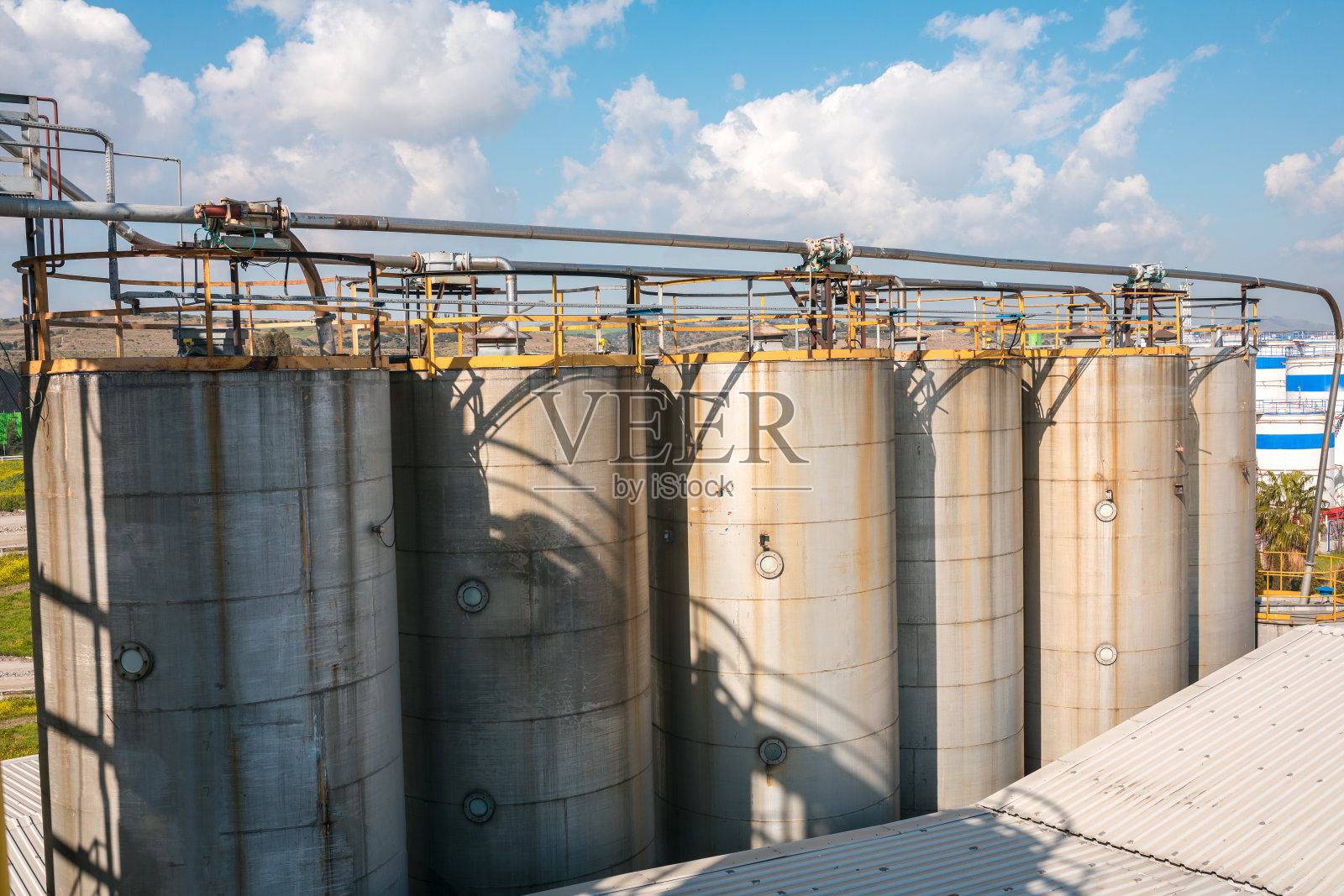 化工厂，石油天然气炼油厂。化工厂中的钢制管道、管子、容器和罐照片摄影图片