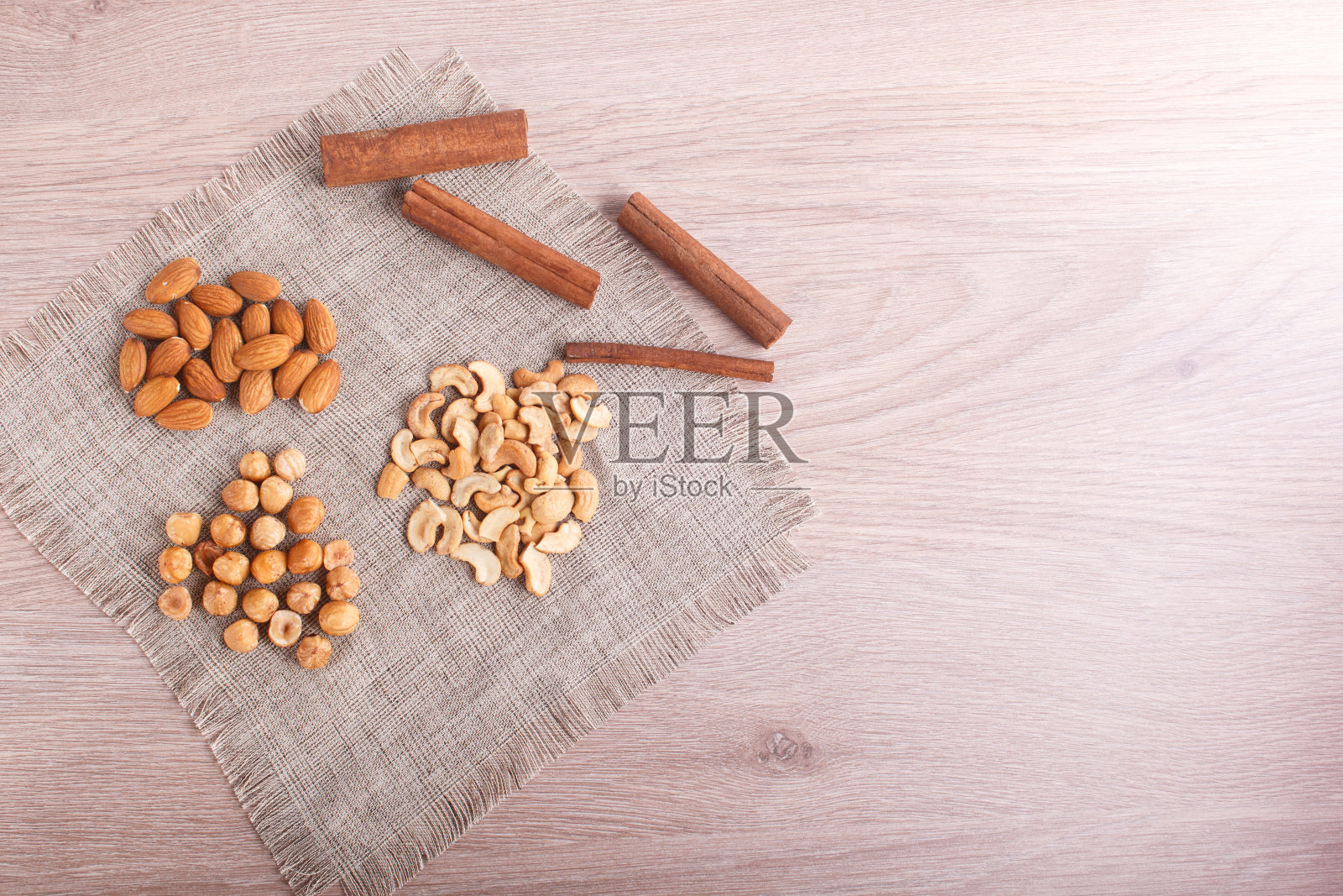 肉桂，杏仁，榛子，亚麻餐巾上的腰果。仍然生活。特写镜头。照片摄影图片