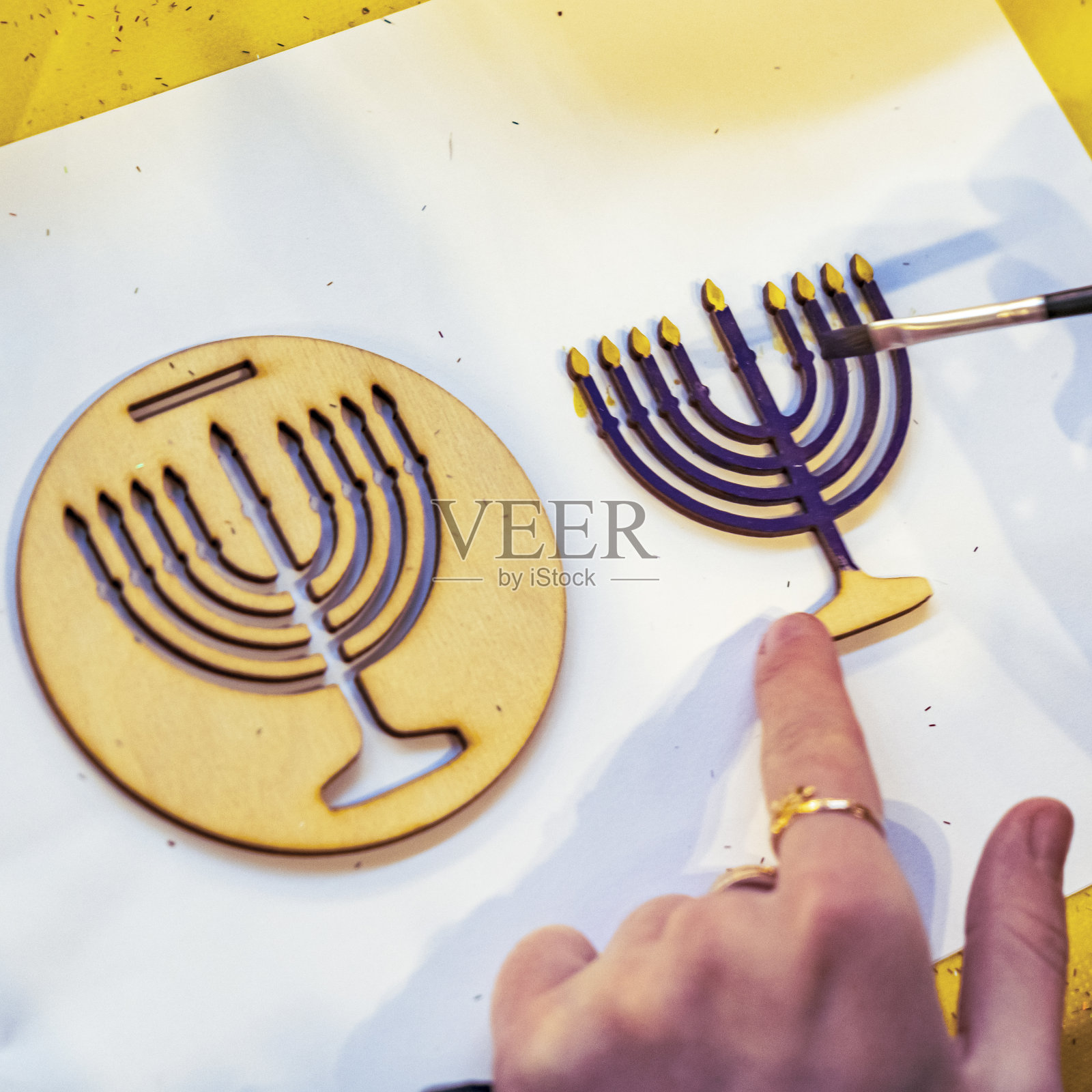 白色背景上儿童木制烛台涂色图案，光明节概念符号照片摄影图片