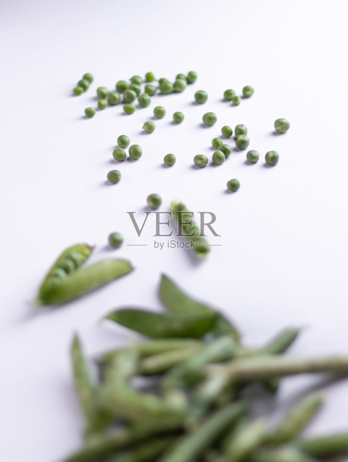 健康新鲜的绿色豌豆顶视图平躺与白色的背景。照片摄影图片